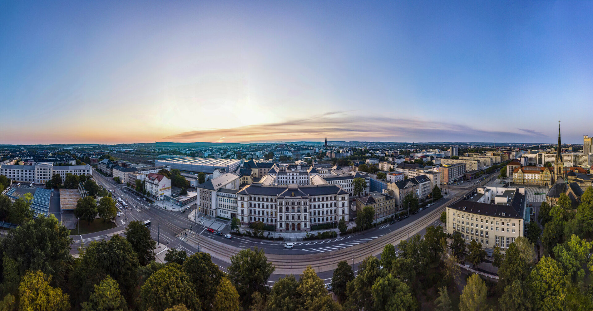 Panorama des Hauptgebäudes der Technischen Universität Chemnitz an der Straße der Nationen 62